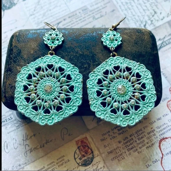 Turquoise green medallion earrings - Picture 8 of 13